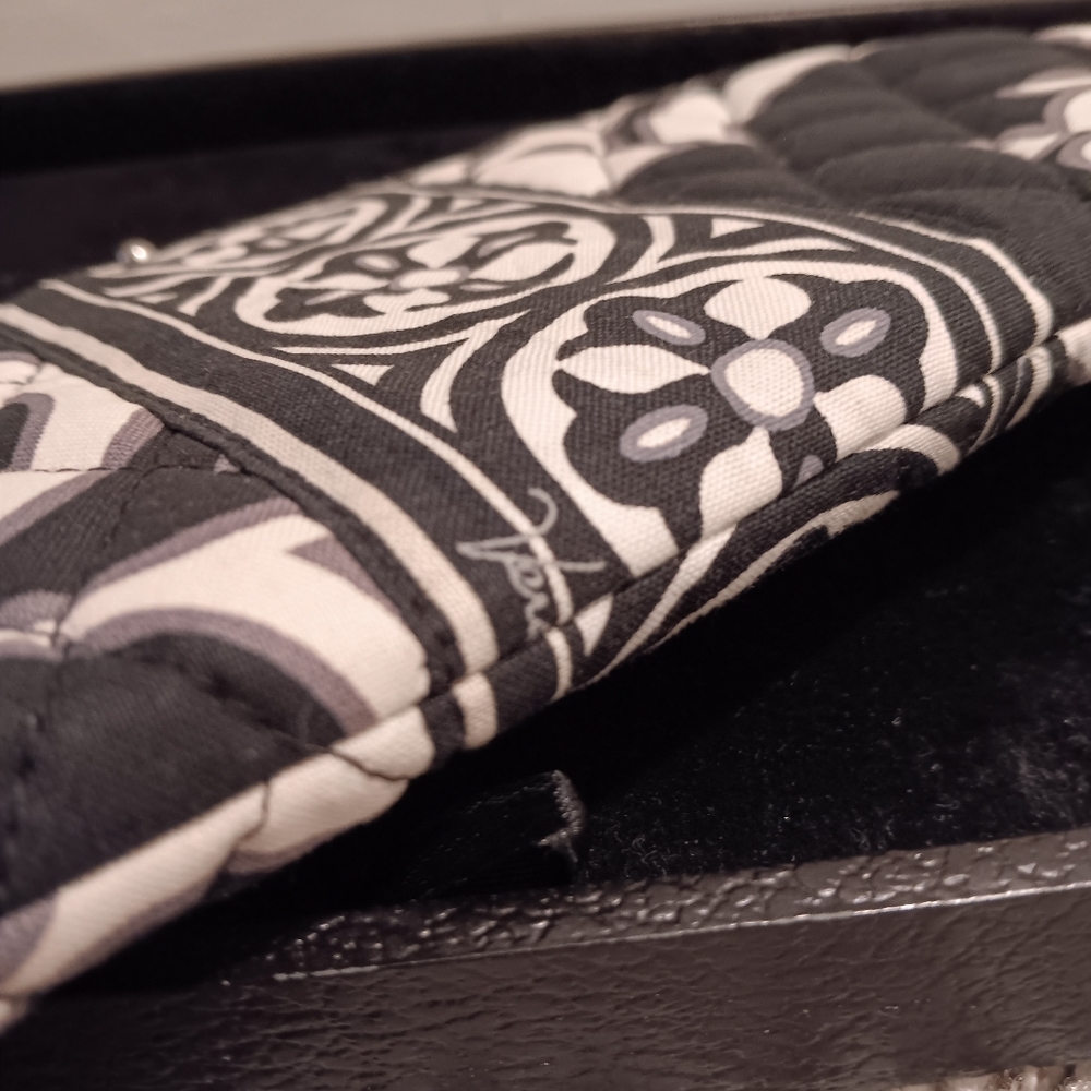 Vera Bradley, Elegant Black and White Quilted WALLET NWOT - Picture 8 of 9